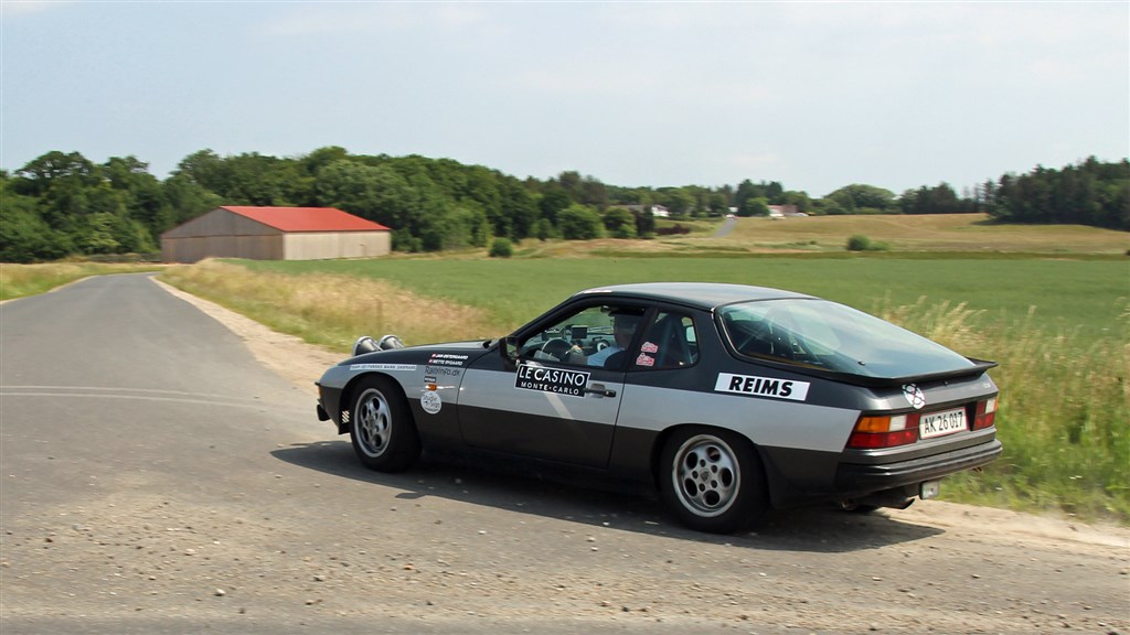 I Sport klassen kunne ægteparret Jan Østergaard og Mette Rygaard køre hjem til Juelsminde i med en flot 1. plads i den fine Porsche 924 Turbo, som de tidligere har deltaget i Rally Monte Carlo Historique med.
(Foto: Bjarne Andersen, Aarhus Automobil Sport)